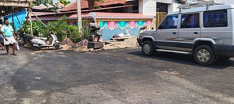 புதுகையில் காா் நிறுத்தப்பட்டிருந்ததால் விடுபட்ட பகுதிகளுக்கும் தாா்ச்சாலை