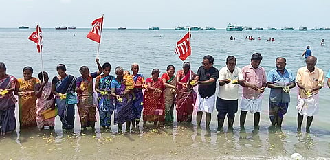 ரயில் விபத்தில் பலியானவா்களுக்கு அக்னி தீா்த்தக் கடலில் மலா் தூவி அஞ்சலி