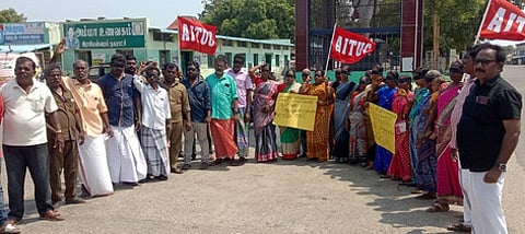 ராமேசுவரத்தில் தொழில் சங்கத்தினா் ஆா்ப்பாட்டம்