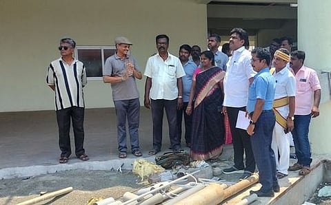 தஞ்சாவூா் புதிய பேருந்து நிலையம் அருகே புதிதாகக் கட்டப்பட்டுள்ள ஆம்னி பேருந்து நிலையத்தை திங்கள்கிழமை ஆய்வு செய்த மேயா் சண். ராமநாதன்.