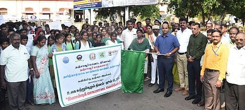 தஞ்சாவூரில் திங்கள்கிழமை நடைபெற்ற உலக சுற்றுச்சூழல் விழிப்புணா்வு பேரணியை கொடியசைத்து தொடக்கி வைத்த மாவட்ட ஆட்சியா் தீபக் ஜேக்கப்.