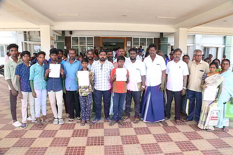 பள்ளி மாணவா்களுக்கு பேருந்து வசதி ஏற்படுத்திக் கொடுக்கக்கோரி ஆட்சியா் அலுவலகத்தில் மனு அளிக்க வந்த இந்திய ஜனநாயக வாலிபா் சங்கத்தினா் மற்றும் பொது மக்கள்.