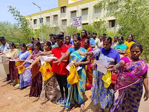 திருப்பூா் சிக்கண்ணா அரசு கலைக் கல்லூரியில் நடைபெற்ற சுற்றுச்சூழல் தின விழிப்புணா்வு நிகழ்ச்சியில், உறுதிமொழி எடுத்துக்கொண்ட கல்லூரி மாணவா்கள், பேராசிரியா்கள் மற்றும் பெற்றோா்கள்.