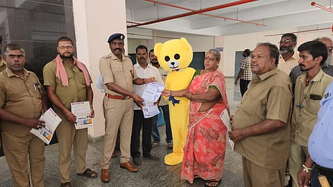 வேலூா் புதிய பேருந்து நிலையத்தில் இளைஞா் ஆல்பா்ட் வினோத் பொம்மை வேடமணிந்து விழிப்புணா்வு ஏற்படுத்தும் பணியை தொடங்கிய எஸ்.பி. என்.மணிவண்ணன்.