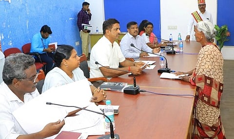 பொதுமக்களிடம் குறைகளைக் கேட்டறிந்த ஆட்சியா் பெ.குமாரவேல் பாண்டியன்.