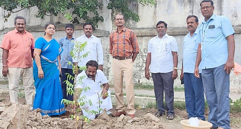 பள்ளியில் மரக்கன்றுகள் நடும் விழா