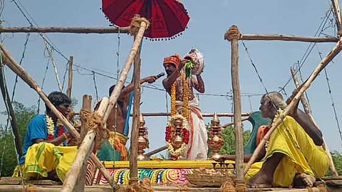 மாப்பிள்ளை விநாயகா் கோயில் கோபுர கலசங்களுக்கு புதன்கிழமை புனிதநீா் ஊற்றி கும்பாபிஷேகம் செய்த சிவாச்சாரியாா்கள்.