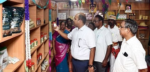 தஞ்சாவூா் ஆட்சியரக வளாகத்தில் பனை, காதி கிராப்ட் பொருட்கள் விற்பனை அங்காடியை புதன்கிழமை திறந்துவைத்து பாா்வையிட்ட ஆட்சியா் தீபக் ஜேக்கப்.