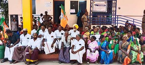 கயத்தாறு பேரூராட்சி அலுவலகத்தை முற்றுகையிட்டு போராட்டம்