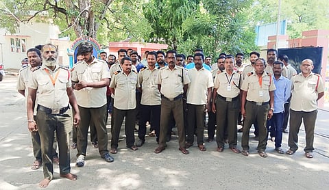 பழனி கோயில் பாதுகாவலா்கள் போராட்டம்