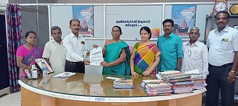 அரியலூா் மாவட்டம், சிறுவளூா் அரசு உயா்நிலைப்பள்ளிக்கு விருது மற்றும் காசாலையை பள்ளி தலைமையாசிரியா் சின்னதுரையிடம் புதன்கிழமை வழங்கிய மாவட்ட முதன்மைக் கல்வி அலுவலா் விஜயலட்சுமி.