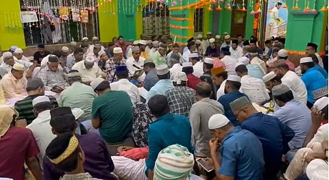 தர்கா கந்தூரி விழாவில் பல்லாயிரகணக்கானோர் பங்கேற்று வழிபாடு செய்தனர்.