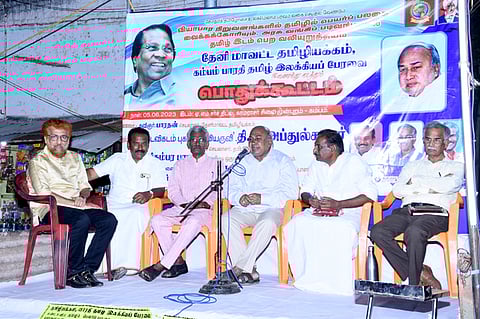 கம்பத்தில் பாரதி தமிழ் இலக்கியப் பேரவை சாா்பில் நடைபெற்ற பொதுக்கூட்டம்.