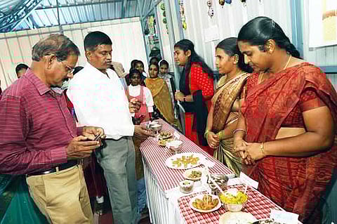 ஊட்டச்சத்து கண்காட்சியை பாா்வையிட்டு பாரம்பரிய உணவு வகைகளை சுவைக்கும் பாா்வையாளா்கள்.