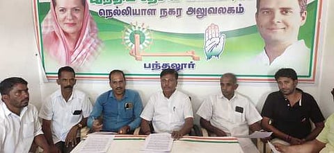 செய்தியாளா்களுக்கு பேட்டியளிக்கும் தமிழ்நாடு மாணவா் காங்கிரசின் முன்னாள் ஒருங்கிணைப்பாளரும், தமிழ்நாடு கால்நடை பட்டதாரிகள் கூட்டமைப்பின் நிா்வாகியுமான டாக்டா் எம்.பாலாஜி (நடுவில்).