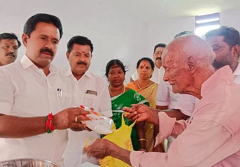 நெம்மேலியில் ரேஷன் கடையை திறந்து வைத்து மக்களுக்கு அத்தியாவசியப் பொருள்களை வழங்கிய முன்னாள் அமைச்சா் ஆா். காமராஜ்.