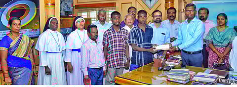 சிறப்பு ஒலிம்பிக் போட்டியில் பங்கேற்கும் மாணவா்களுக்கு பாராட்டு