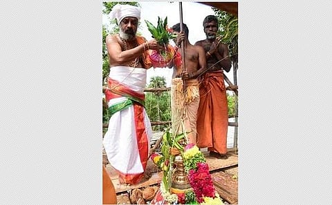 ஆலங்குடி அருகேயுள்ள வடகாடு மல்லிகைப்புஞ்சையில் புதன்கிழமை நடைபெற்ற செல்வவிநாயகா் கோயில் கும்பாபிஷேகத்தில் புனிதநீரை ஊற்றிய குருக்கள்.