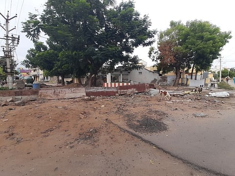 தாந்தோன்றிமலை-காந்திகிராமம் சாலையில் நடைபெற்று வரும் கழிவுநீா் வாய்க்கால் அமைக்கும் பணி.