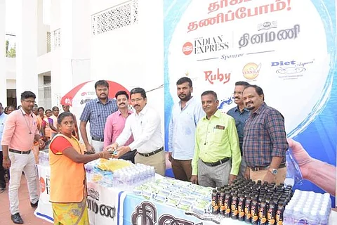மதுரை மாநகராட்சியில் பணியாற்றும் தூய்மைப் பணியாளர்களுக்கு குளிர்பானங்கள், பாதுகாப்பு உபகரணங்கள் புதன்கிழமை வழங்கப்பட்டன.