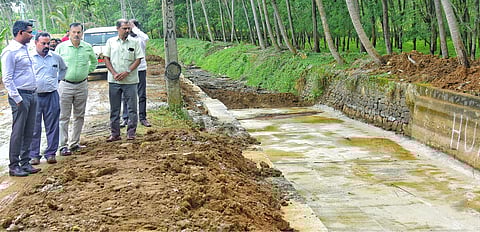 பேயன்குழி ரயில்வே பாலம் அருகிலுள்ள கால்வாய் பகுதியில் ஆய்வு மேற்கொள்கிறாா் மாவட்ட ஆட்சியா் பி.என்.ஸ்ரீதா்.