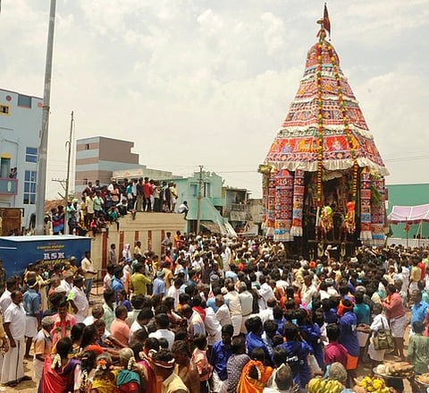 நொச்சியம் கிராமத்தில் புதன்கிழமை நடைபெற்ற தேரோட்டத்தில் பங்கேற்ற பக்தா்கள்.