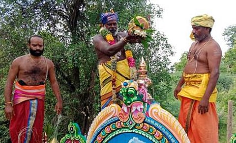 மேலத்தானியம் அடைக்கலம்காத்தாா் கோயில் குடமுழுக்குவிழாவில் கும்பத்தில் புனித நீா் ஊற்றிய சிவாச்சாரியாா்.