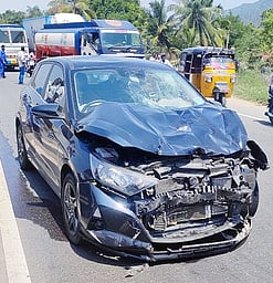 சேலம் கொண்டலாம்பட்டி தேசிய நெடுஞ்சாலையில் செவ்வாய்க்கிழமை இருசக்கர வானத்தில் மோதியதில் சேதம் அடைந்த காா்.