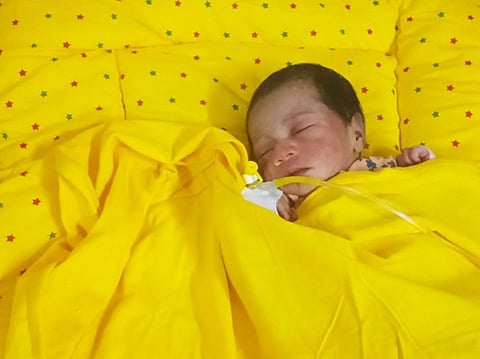 அரசு மருத்துவமனையில் சிகிச்சை பெற்றுவரும் பெண் குழந்தை.