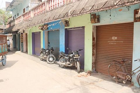 தஞ்சாவூா் அய்யங்கடைத் தெருவில் புதன்கிழமை அடைக்கப்பட்ட நகைக் கடைகள்.