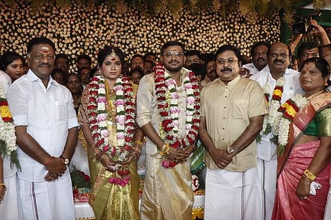 தஞ்சாவூரில் புதன்கிழமை நடைபெற்ற ஆர். வைத்திலிங்கம் மகன் திருமண விழாவில் ஒரே மேடையில் பங்கேற்று மணமக்களுக்கு வாழ்த்து தெரிவித்த முன்னாள் முதல்வர் ஓ. பன்னீர்செல்வம், அமமுக பொதுச் செயலர் டிடிவி தினகரன்.