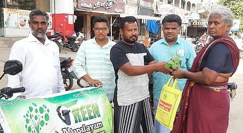 மேலப்பாளையத்தில் மரக்கன்று விநியோகம்