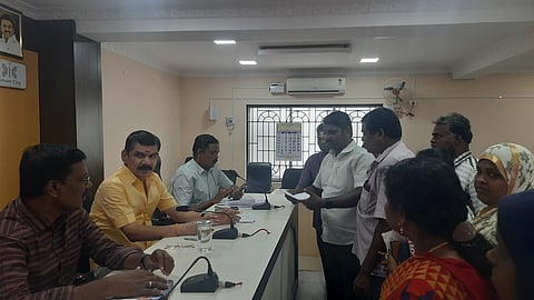 கழிவுநீரோடை ஆக்கிரமிப்பால் வீட்டுக்குள் வரும் சாக்கடை நீா்: குறைதீா் கூட்டத்தில் மேயரிடம் புகாா்