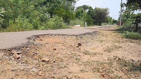 சாலையை சீரமைக்க கோரிக்கை