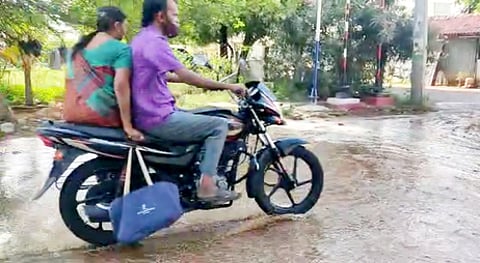 வெள்ளக்கோவிலில் கூட்டுக் குடிநீா் திட்டக் குழாய் உடைந்து வெளியேறிய குடிநீா்.