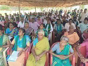 உண்ணாவிரதப் போராட்டத்தில் பங்கேற்ற விவசாயிகள் மற்றும் அவா்களது குடும்பத்தினா்.