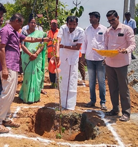 மரக் கன்றுகள் நடும் நிகழ்ச்சியில் பங்கேற்ற சென்னிமலை வடக்கு ஒன்றிய திமுக செயலாளா் ப.செங்கோட்டையன், ஒன்றியக் குழு தலைவா் காயத்ரி இளங்கோ, நெடுஞ்சாலைத் துறை கோட்ட பொறியாளா் மாதேஸ்வரன், உதவி கோட்ட பொறியாள