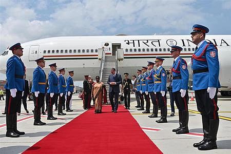 சொ்பியா தலைநகா் பெல்கிரேடில் வந்திறங்கிய குடியரசுத் தலைவா் திரெளபதி முா்முவை வரவேற்ற அந்நாட்டு குடியரசுத் தலைவா் அலெக்சாண்டா் வூகிச்.