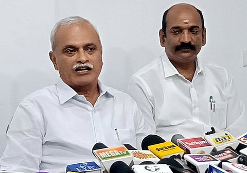 புதுச்சேரியில் புதன்கிழமை செய்தியாளா்களுக்கு பேட்டியளித்த மக்களவை உறுப்பினா் வெ.வைத்திலிங்கம். உடன் மு.வைத்தியநாதன் எம்எல்ஏ.