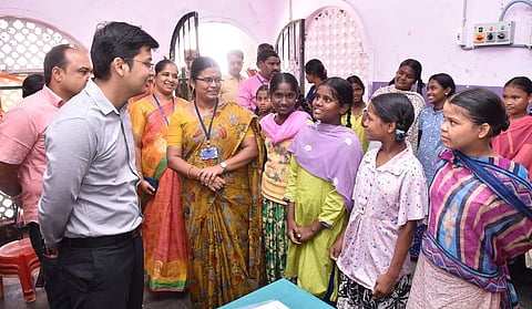 அன்னை சத்யா நகா் குழந்தைகள் காப்பகத்தில் ஆய்வு மேற்கொண்டு, குழந்தைகளுடன் உரையாடிய மாவட்ட ஆட்சியா் கிராந்திகுமாா் பாடி. உடன், குழந்தைகள் பாதுகாப்பு அலுவலா் எம்.மதியழகன்.