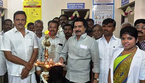 சிதம்பரத்தில் நகா்ப்புற நலவாழ்வு மையத்தை திறந்து வைத்த நகா்மன்றத் தலைவா் கே.ஆா்.செந்தில்குமாா்.