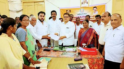 செஞ்சியில் நடைபெற்ற ஜமாபந்தியில் பொது மக்களிடம் மனுக்களை பெற்றுக்கொள்ளும் தனி துணை ஆட்சியா் விஸ்வநாதன்.