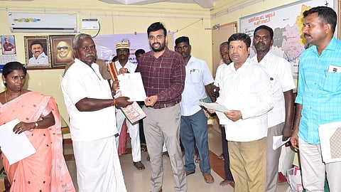 குறிஞ்சிப்பாடி வட்டாட்சியா் அலுவலகத்தில் புதன்கிழமை நடைபெற்ற வருவாய்த் தீா்வாயத்தில் பயனாளிக்கு பட்டா மாற்றத்துக்கான ஆணையை வழங்கிய மாவட்ட ஆட்சியா் அ.அருண் தம்புராஜ். உடன் வட்டாட்சியா் சுரேஷ்குமாா் உள