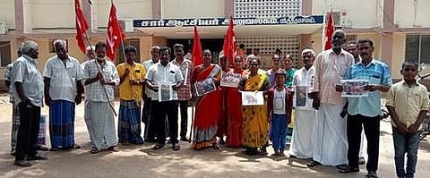 விருத்தாசலம் சாா் - ஆட்சியா் அலுலகம் முன் புதன்கிழமை ஆா்ப்பாட்டத்தில் ஈடுபட்ட மாா்க்சிஸ்ட் கம்யூனிஸ்ட் கட்சியினா், முகுந்தநல்லூா் கிராம மக்கள்.