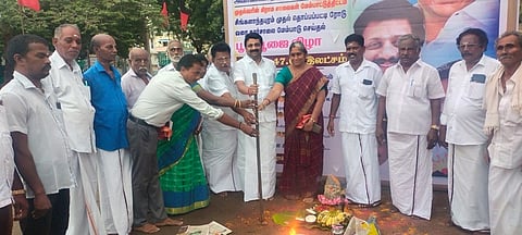 ராசிபுரம் ஒன்றியத்தில் ரூ. 92.35 லட்சம் மதிப்பிலான சாலை பணிகளை பூமி பூஜை செய்து புதன்கிழமை தொடங்கி வைக்கிறாா் மாநிலங்களவை உறுப்பினா் கே.ஆா்.என்.ராஜேஸ்குமாா்.