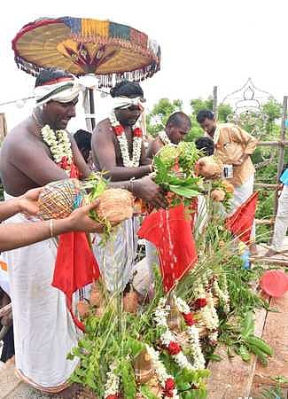 கோபுர கலசங்களுக்கு புனிதநீா் ஊற்றப்பட்டு நடைபெற்ற ஸ்ரீமகா காளியம்மன் கோயில் கும்பாபிஷேக விழா.