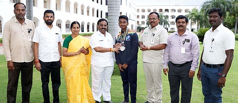 பதக்கம் வென்ற ராகுல் ரோகித்தை பாராட்டி பரிசளிக்கும் பாவை கல்வி நிறுவனத் தலைவா் என்.வி.நடராஜன்.