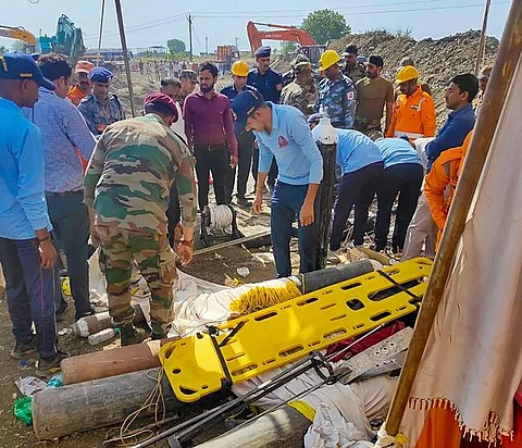 ரோபோ உதவியுடன் ஆழ்துளைக் கிணற்றில் விழுந்த சிறுமியை மீட்க முயற்சி!