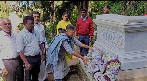 மெக்ஐவா் நினைவிடத்தில் அஞ்சலி செலுத்தும் தோட்டக் கலைத் துறையினா்.