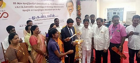 கடலூர் அரசு தொழிற்பயிற்சி நிலையத்தில் வியாழக்கிழமை நடைபெற்ற தொழில் 4.0 திட்ட தொடக்க விழாவில் பங்கேற்ற மாவட்ட ஆட்சியர் அ.அருண் தம்புராஜ், கடலூர் எம்எல்ஏ., கோ.ஐயப்பன் உள்ளிட்டோர்.